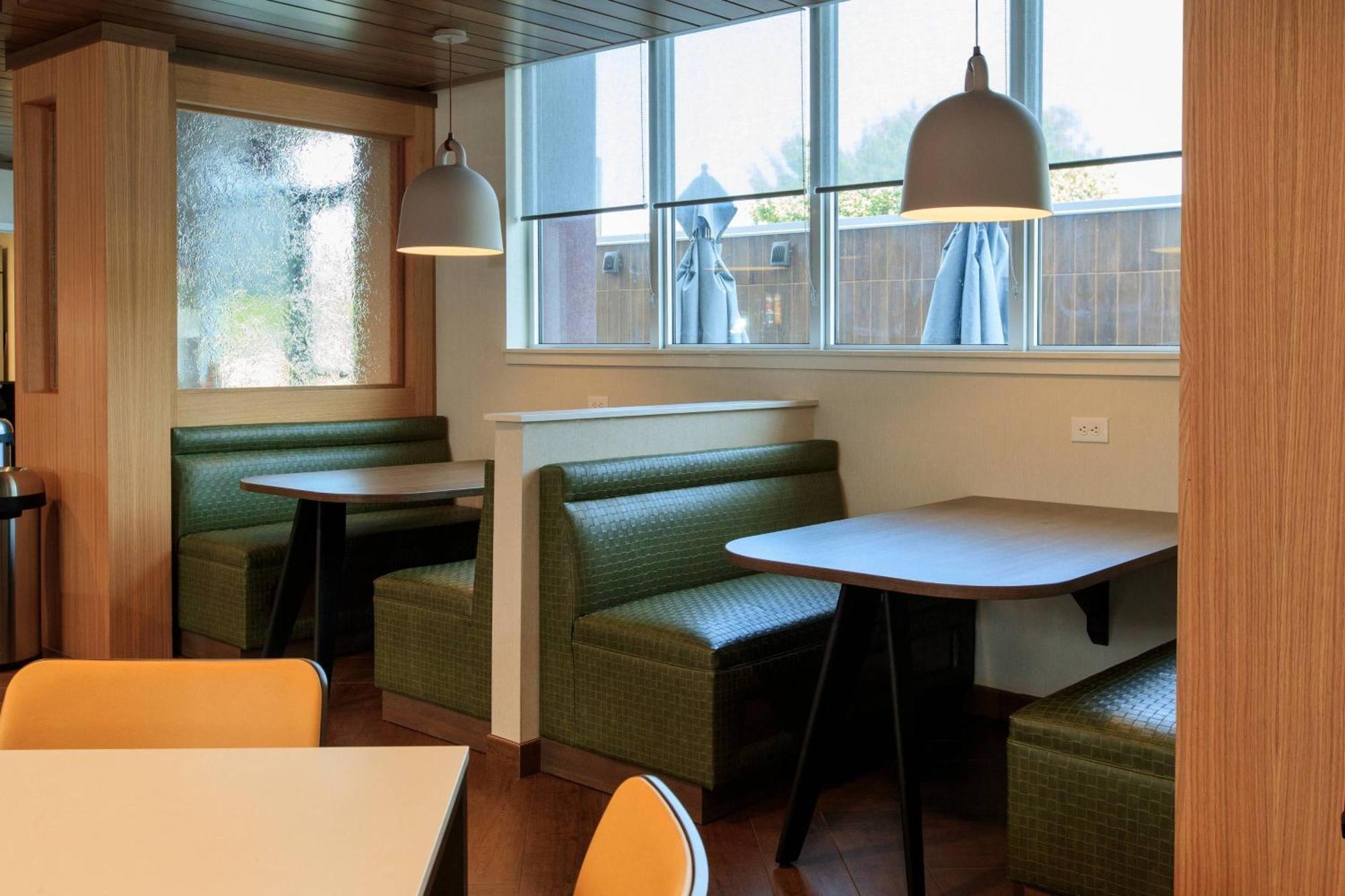 Fairfield Inn & Suites By Marriott Philadelphia Valley Forge/Great Valley Berwyn Exterior photo